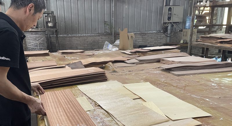 How to avoid blistering and cracking when applying veneer glue to veneer