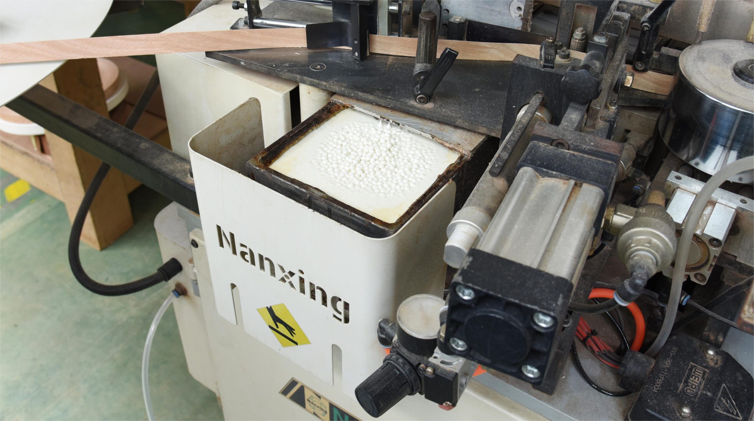 Hot melt adhesive heating Hot melt adhesive heating