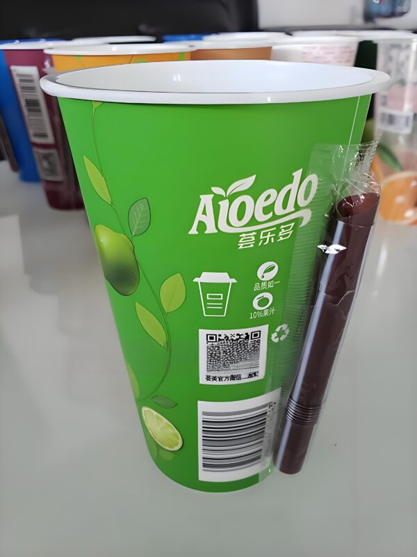 Hot melt glue effect of straw